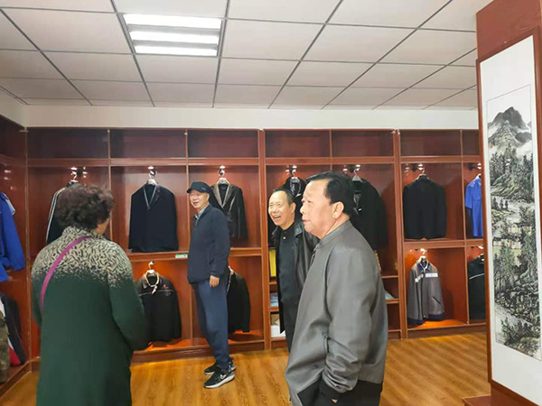 甘肅省文史館原館長(zhǎng)劉醒初、 隴南市政協(xié)原副主席張俊蘭一行到蘭州耐特服飾有限公司隴南生產(chǎn)基地參觀(guān)